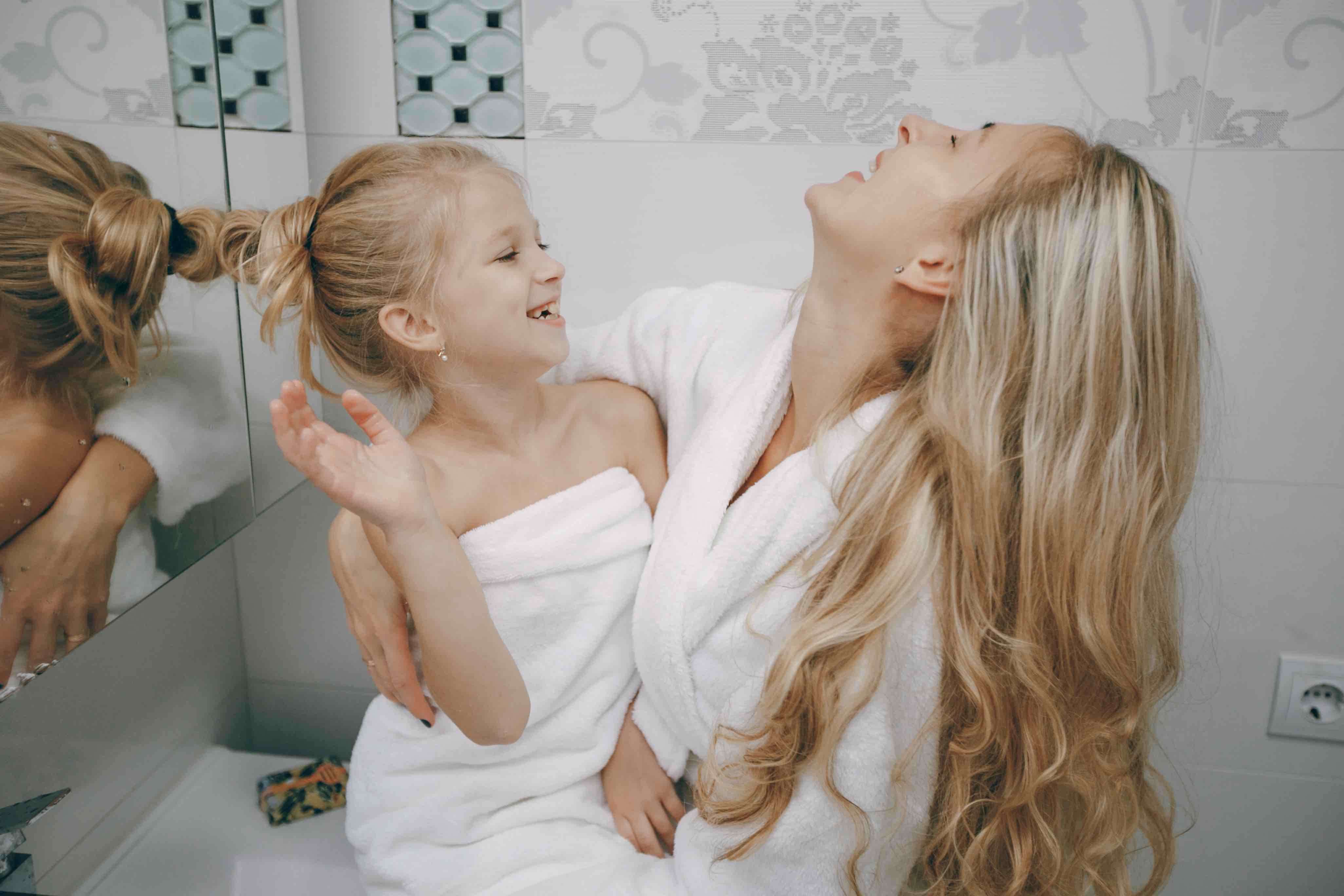 Daughter bath. Фотосессия мама и дочка в ванной. Младшая дочь в ванной. Дочка ванна. #Дочкавванной.